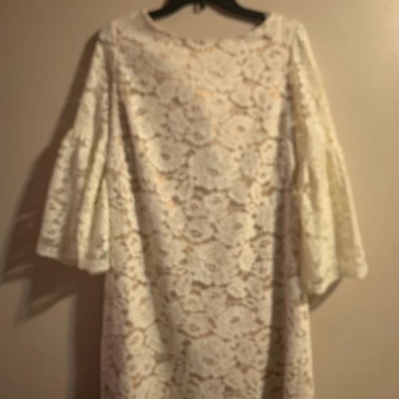 Vince Camuto Dresses & Skirts - Vince Camuto Lace Bell Sleeve Dress